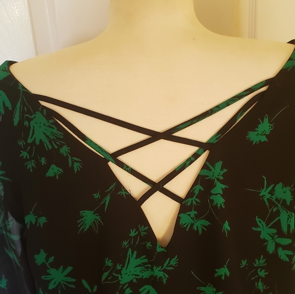 Torrid floral print shirt, plus size 0, green and black - Picture 4 of 8